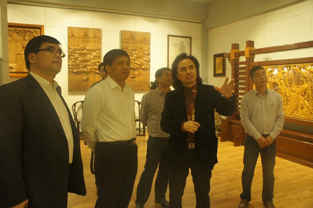 浙江省文化厅金兴盛厅长莅临黄小明木雕艺术馆和个木园4